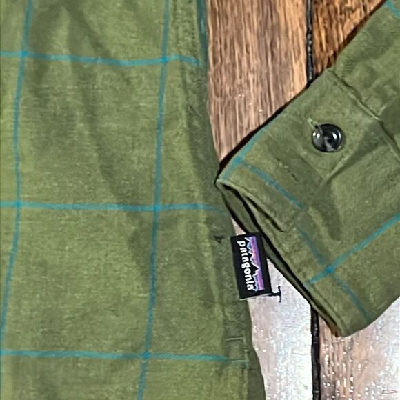 Patagonia Women’s Size 2 Lightweight Flannel Organic Cotton button up - Picture 4 of 6